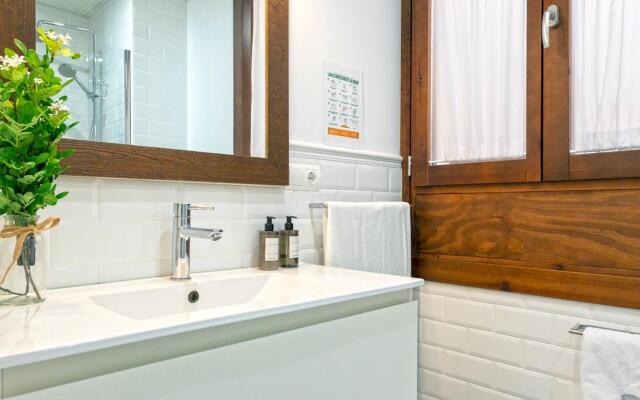 Stunning One-bedroom Apartment Near the Cathedral. Zacatin 101