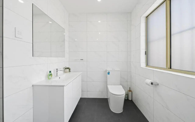 Burwood Lovely 2-bedroom Unit with Free parking