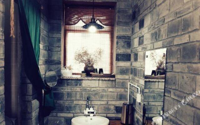 Jiuguli No. 2 Courtyard Hotel