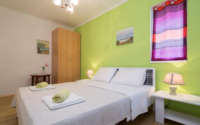 3 - Modern Apartment With Garden, 80m From Beach