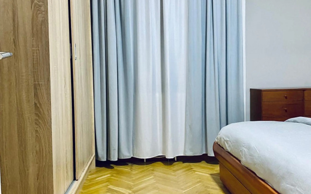 Regina's 2bedroom Near Square