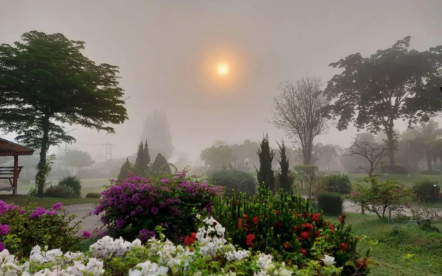 Tanaosri & Creekside Resort