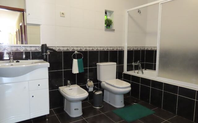 Lovely 3-bed House in Queimada Ideal for Families