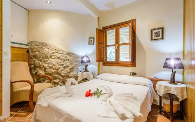 La Casita con jardín frente a la cascada