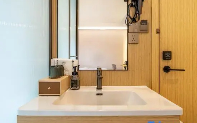 Meiji Movie Hotel (Nanjing Yuhuatai Scenic Area Andemen Subway Station)