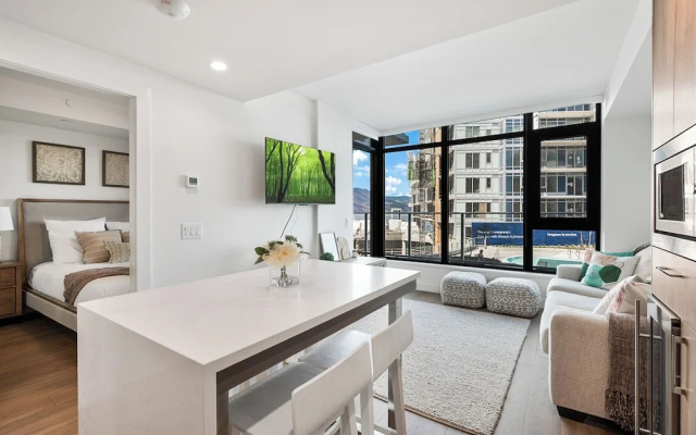 AQUA Corner Unit w Amazing View 614