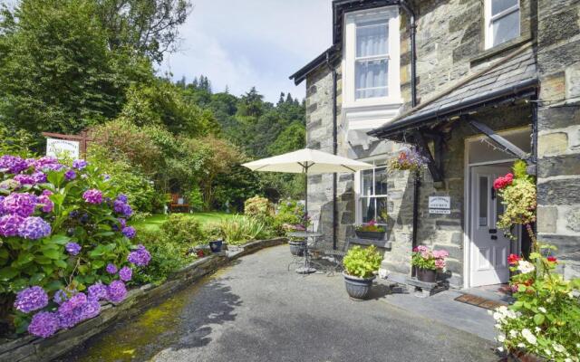 Garth Dderwen Guest House