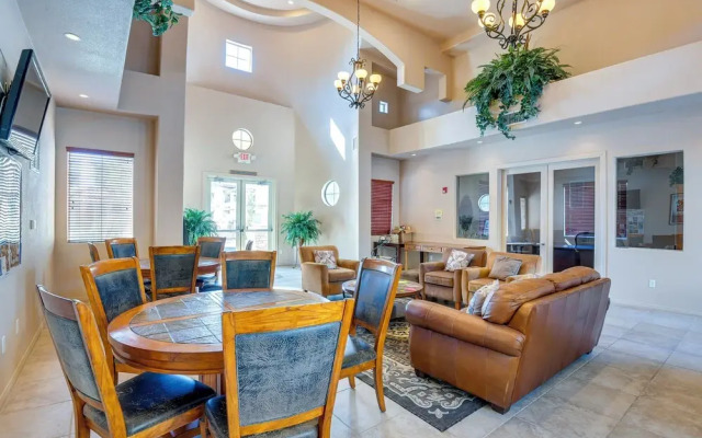 Pool Access, Private Patio & Grill: Mesa Condo!