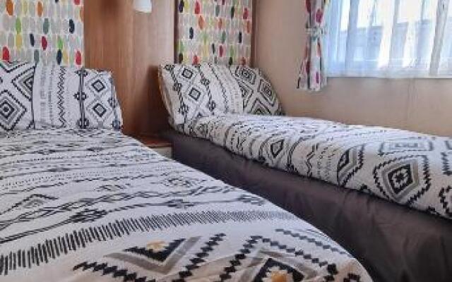 RJ Luxury caravan hire 2 with Hot Tub