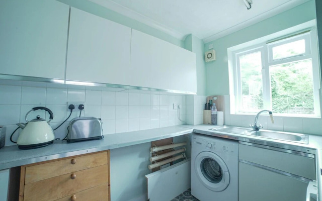 Lovely English House Near Greenwich Town Centre