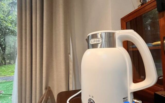 Weary people go back home