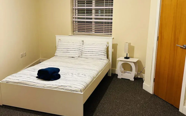 Stunning 5-bed House in Peterborough, Host 15 g