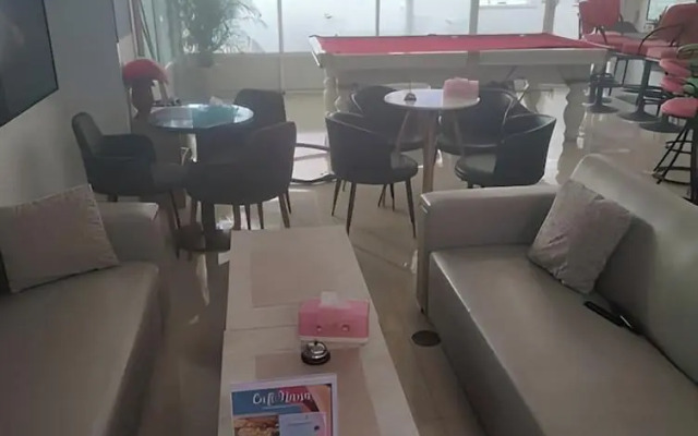 Cafe Nana Hotel & Bar