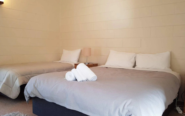 Kelly's Riverside Motel