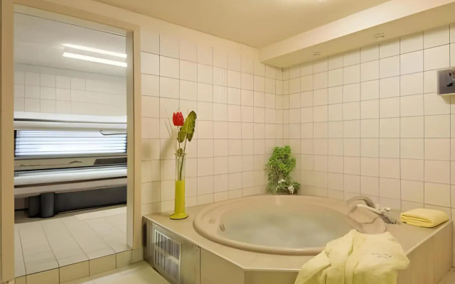 Ascona Lodge, Pool & Garden Retreat