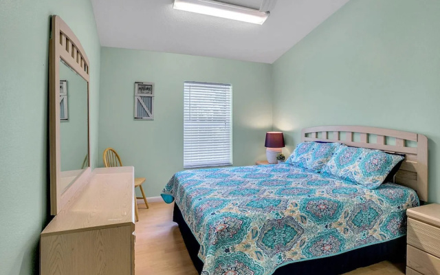Group-Friendly Tarpon Springs Duplex by RedAwning