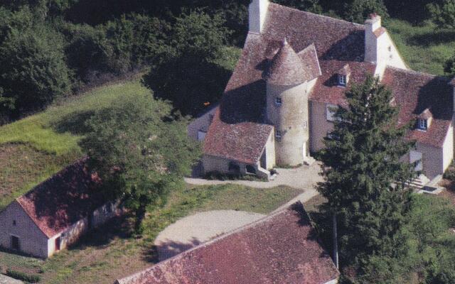Charming and private castle on four hectares, with river, sun terrace and views