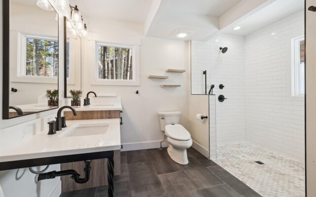 Chalet Blue 2 Bedroom Home by RedAwning