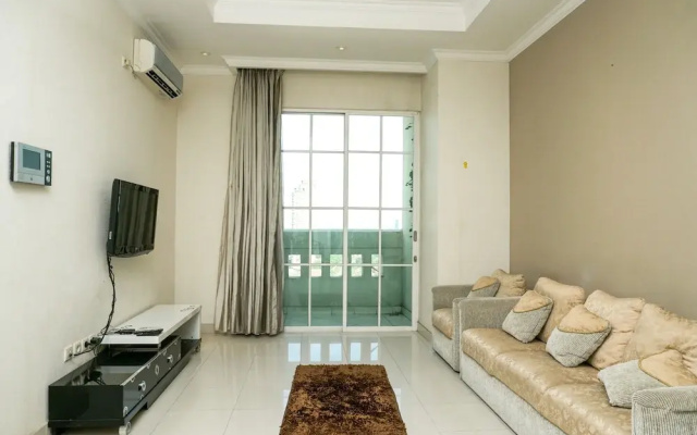 Comfy 1Br At Bellezza Apartment