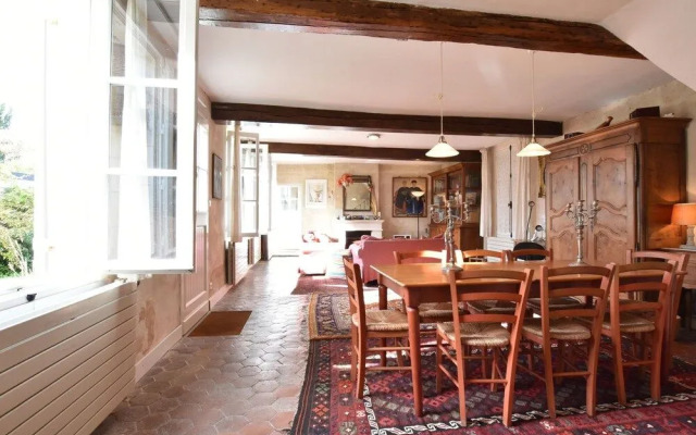 Modern Mansion in Machemont with Private Garden