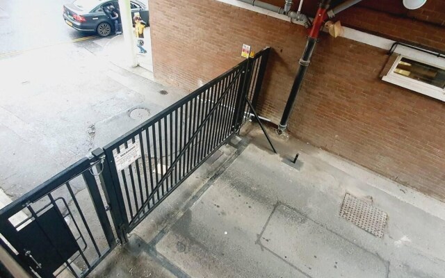 1braptmt W/king BED 4guests Embankmnt Parkg Wifi