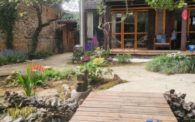 Ziyou Suiyue Design Hostel