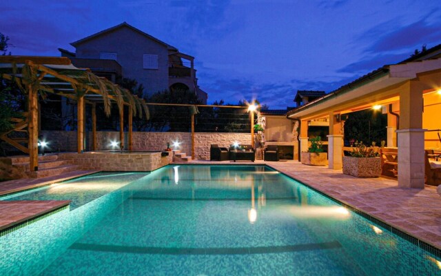 Beautiful Home in Brodarica With Wifi and 4 Bedrooms