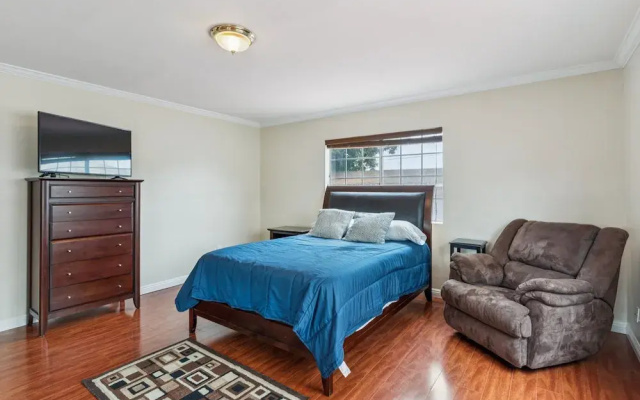 Russell House Near Hollywood & Griffith Park 3 Bedroom Home