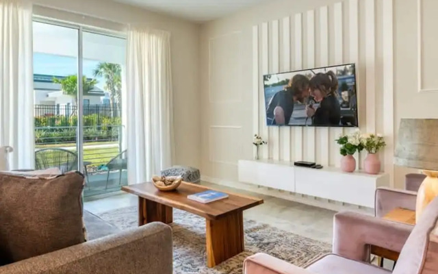 Urban Elegance - Modern Retreat