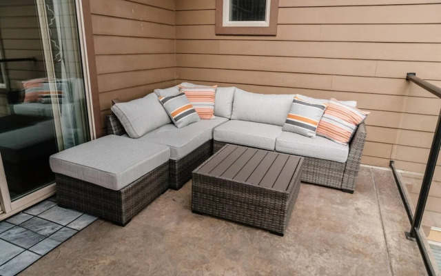 Lakefront Beachfront top Floor Condo w Pool