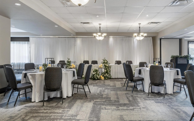 Best Western Plus Chocolate Lake Hotel