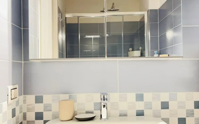 Moderno Bilocale con Terrazzo e Parcheggio