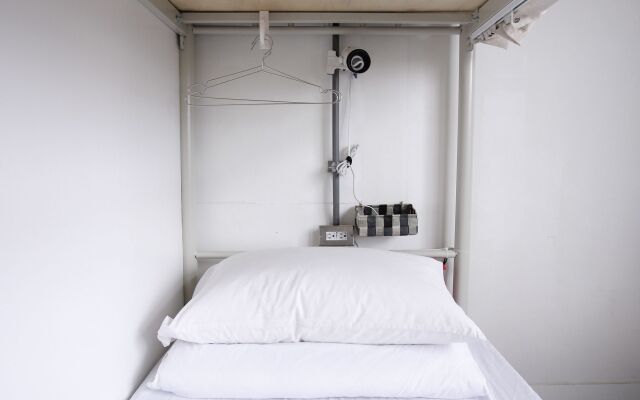 Oldmancaptain Hostel