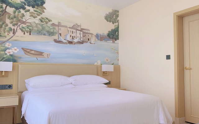 Vienna Hotel (Beihai Weizhou Island Lanqiao seaview shop)