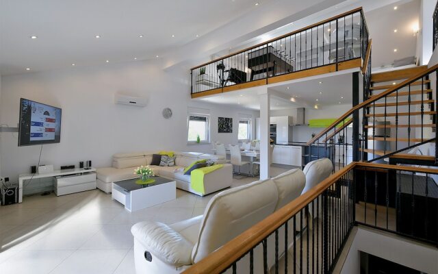 Apartment 1955