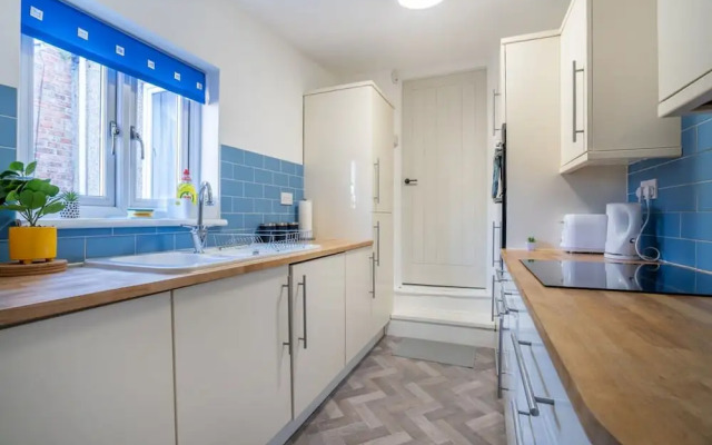 Cozy 3 Bed Apartment - Parking