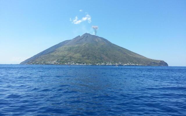 Stromboli Central Family Apartment - 3 Double Rooms