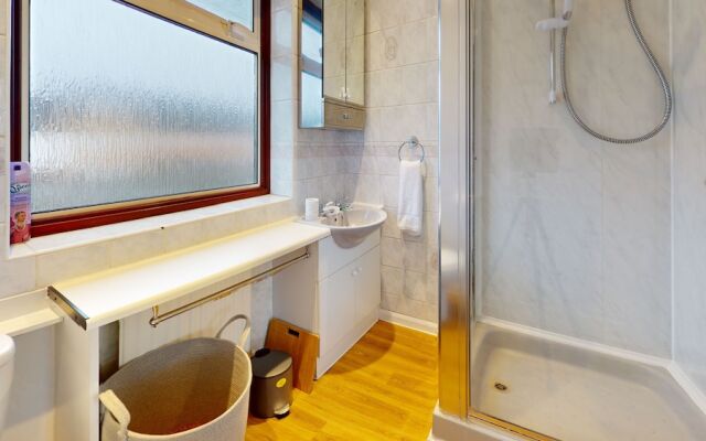 Dagenham - 4 Beds - Sleeps 8 - Wifi