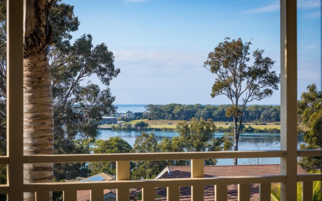 Pelican Lake Holiday House