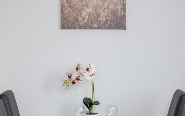 Cozy Apartment Chmieleniec by Renters