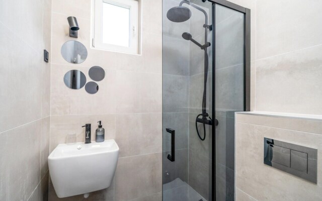 Beautiful Home in Molunat With Wifi and 8 Bedrooms
