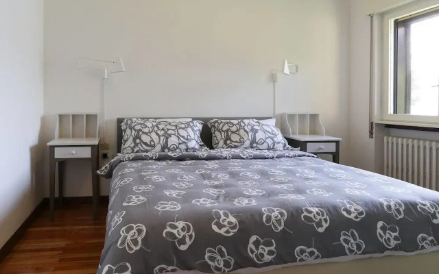 Contemporary Lakeside Villa Enjoying Direct Lake Access, Wifi, BBQ, Near Restaurant and Shop