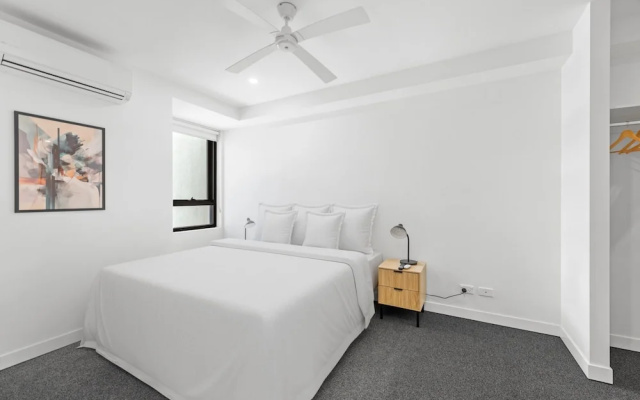 Stylish West End Stay With Rooftop Pool & BBQ – Guest Rooms – Brisbane