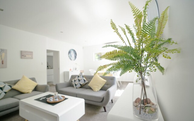 Castor Bay Premium Modern and Cosy 2 Bedroom Unit – Guest Rooms – North Auckland