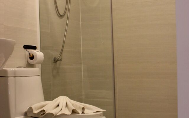 1715 House - White Rhino