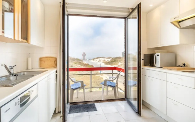 Hawthorn 2-1 Centrally Located and Near the Beach