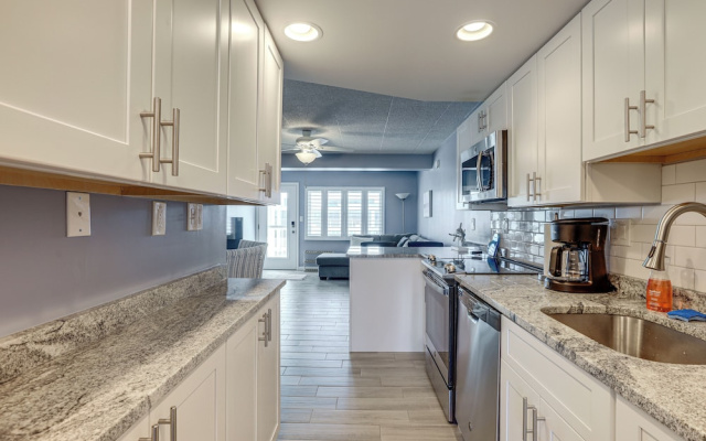 Oceanside Retreat in Mantoloking: Walk to Beach!