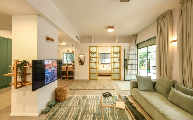 Charming 2BR Apt w a Breathtaking Patio