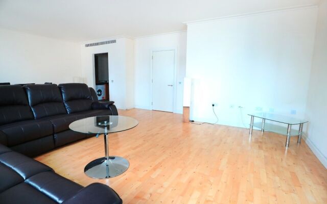 Breathtaking Modern Flat on the Dockside, Sleeps 6