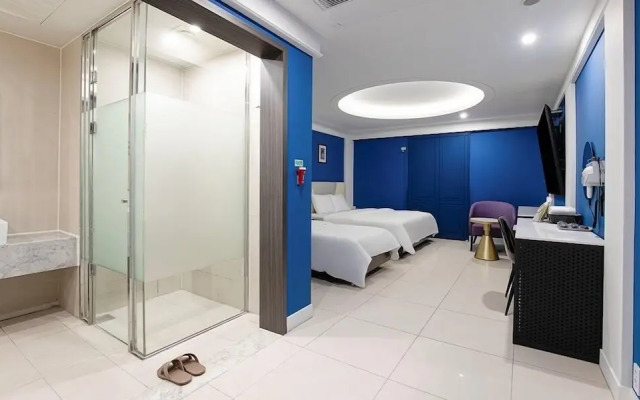 Hotel The One